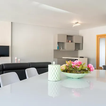 Luxurious - Casa Valentina - Rent2u, Lda فونشال